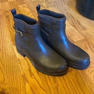 Gently used Womens waterproof Muckboot.
